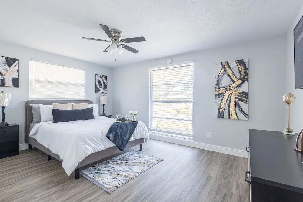 Sleeps 6 Hot Tub Fenced Yard Cozy Chic