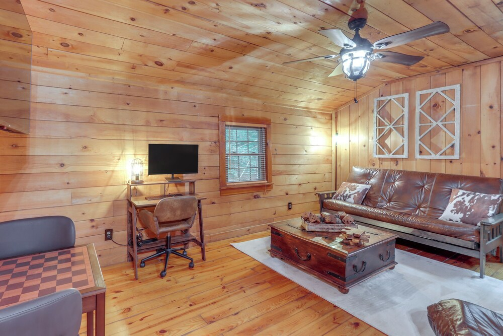 Near Hiking Trails: Hot Tub Haven in Ellijay!