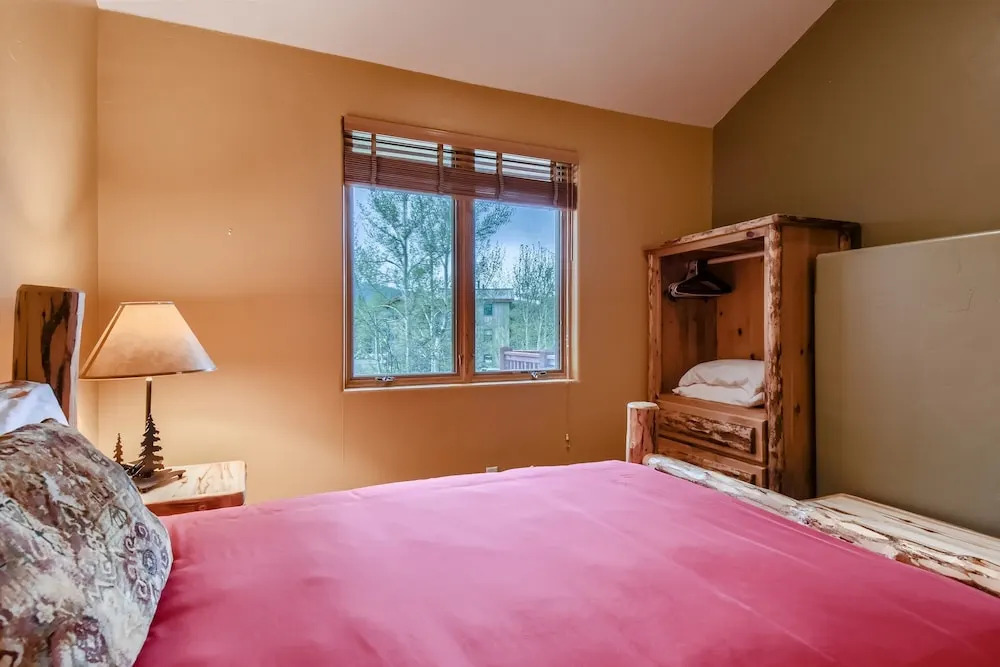 42 Burgundy 4br 3.5ba 4 Bedroom Townhouse by RedAwning