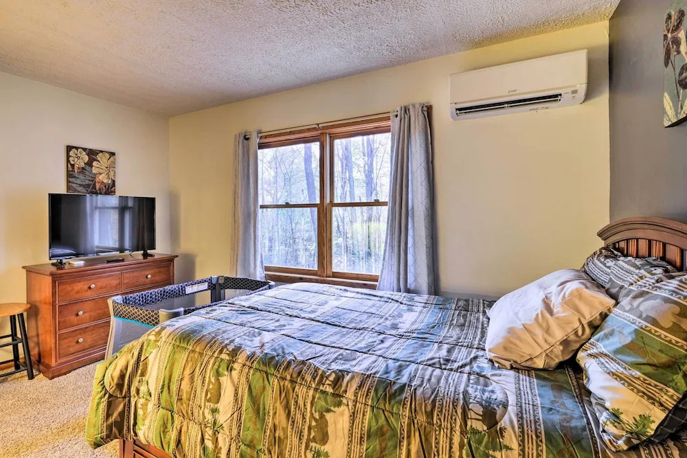 Cozy Alpine Lake Cabin w/ Pool & Lake Access!
