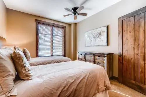 Luxurious, walk-to-lift condo with 2 balconies, scenic views, pool & hot tubs