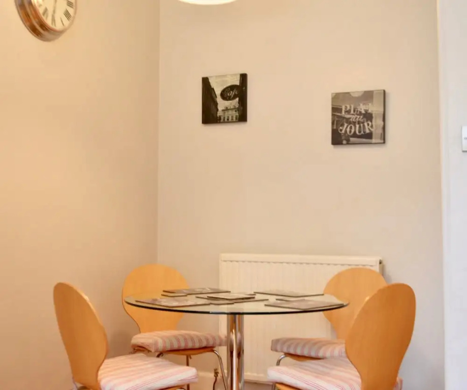 Traditional 2 Bedroom Edinburgh Apartment