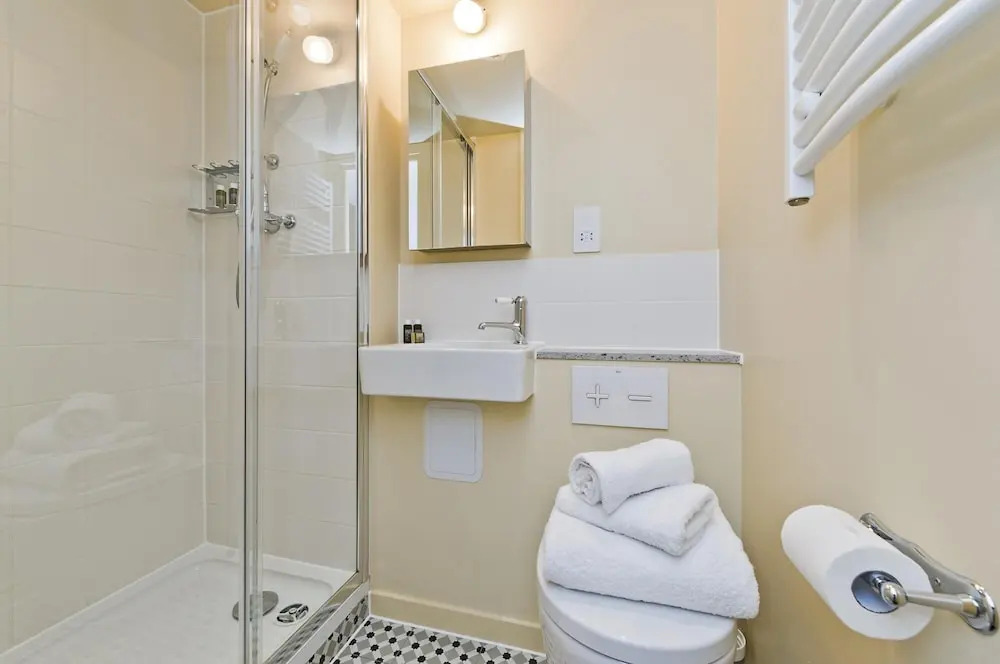 Large Studio With Garden Views in Leafy NW London
