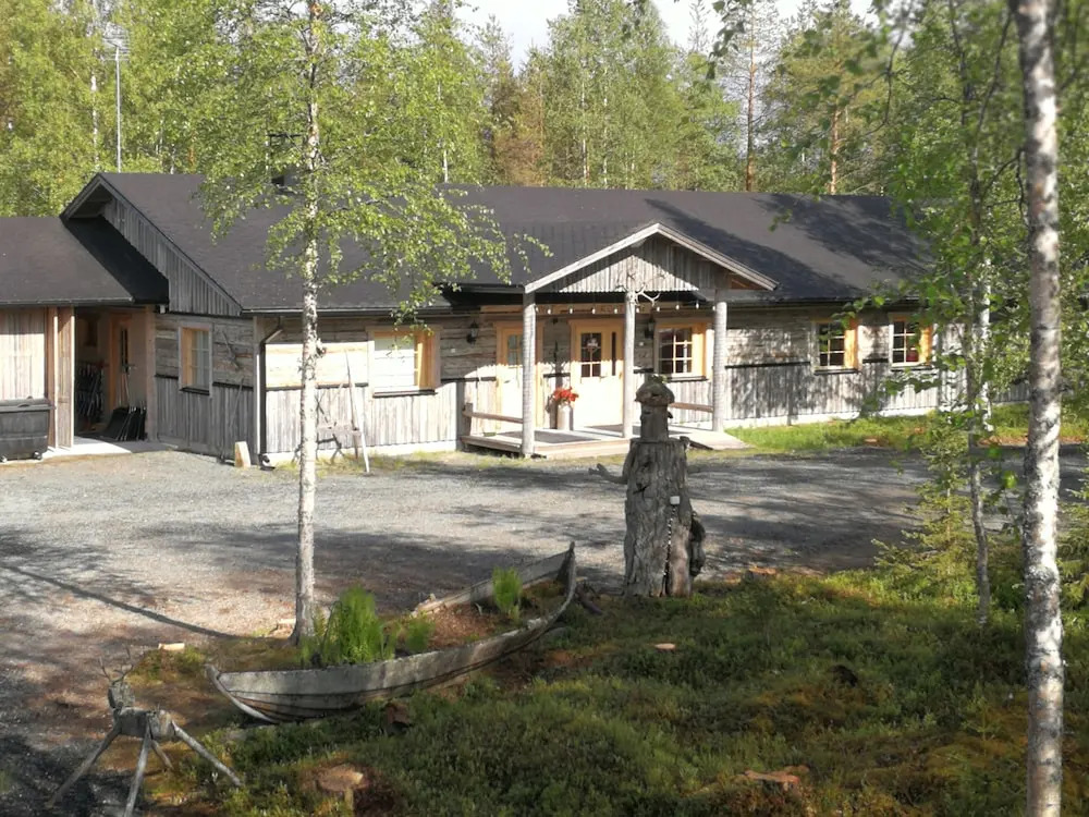 Isokenkäisten Klubi - Wilderness Lodge