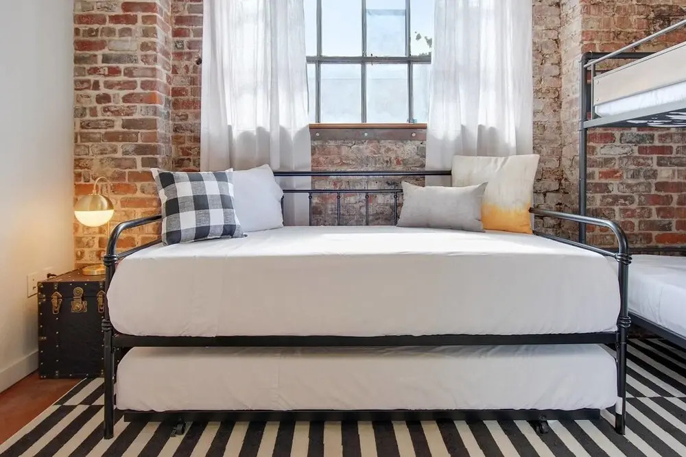 Stylish 2br/2ba Apt in Warehouse District by Domio
