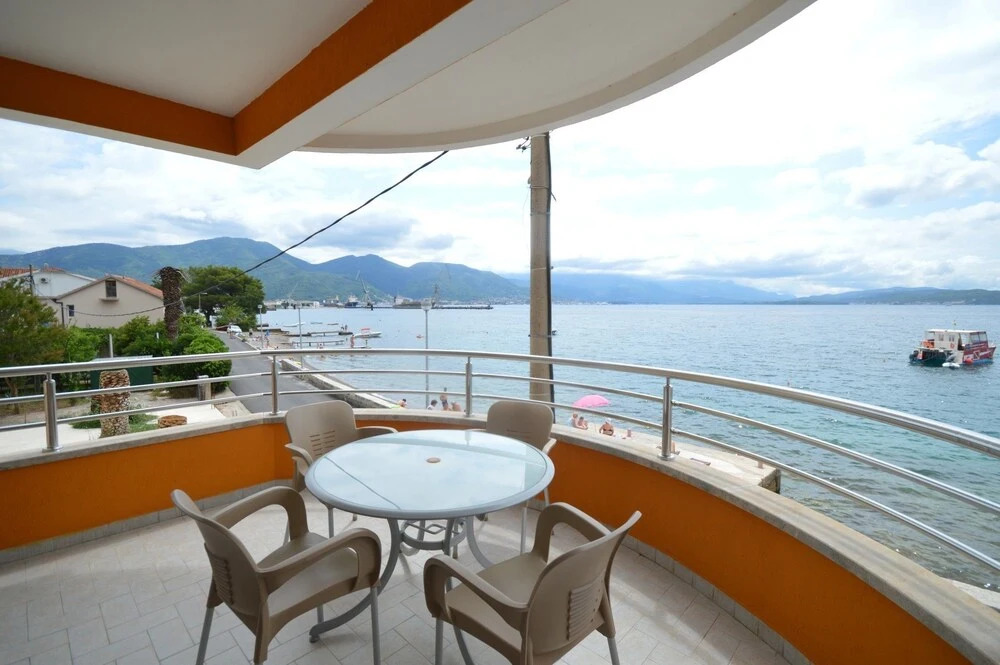 Seafront Apartment Bijela