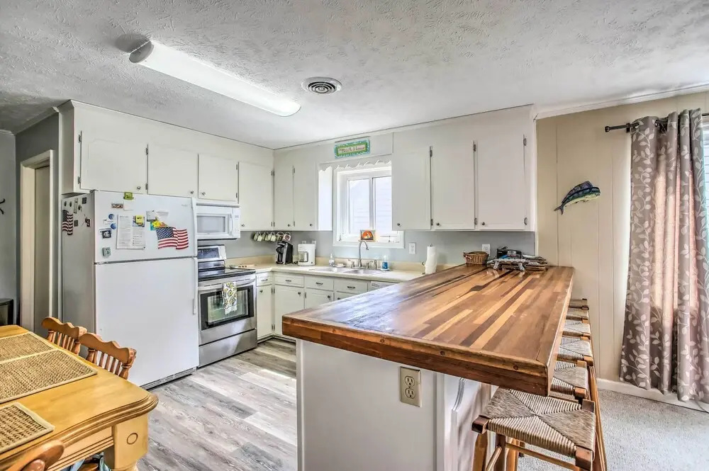 Walk to Beach: Family Home Near Barefoot Landing!