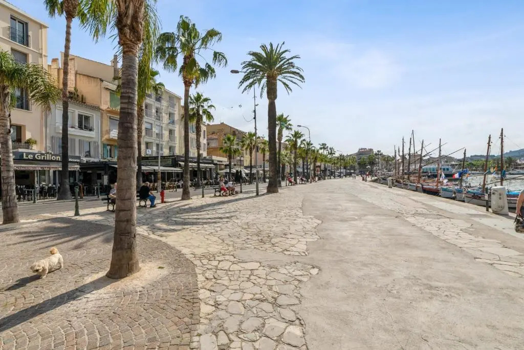 Charming studio with balcony and sea view in Sanary-sur-Mer - Welkeys