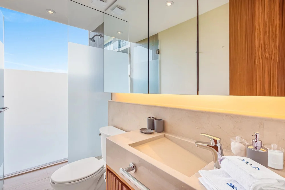 Cozy Oceanview Loft With Panoramic Views, Outdoor Pool & Fitness Room