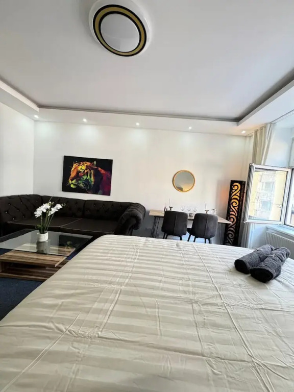 Private Rooms in Spacious 7-Bedroom Apartment, Prime Location