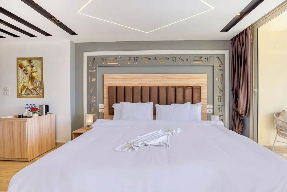 Diamond pyramids hotel