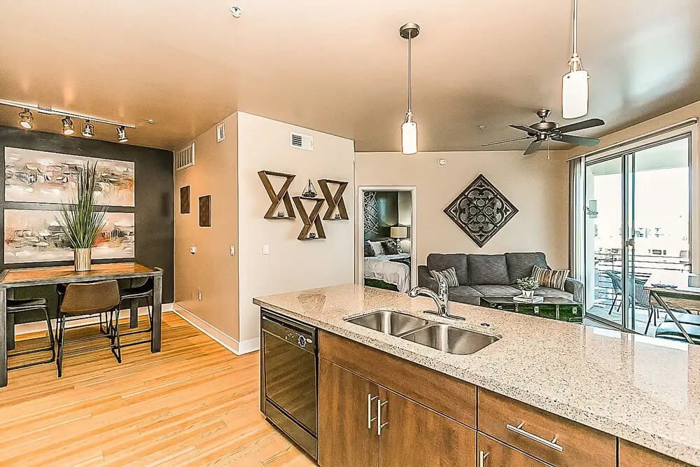 Upscale 2 BR King, Walk to Shops & Dining w/Parking (4036)