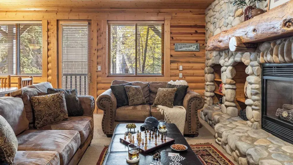Mountain Charm, Stone Fireplace, Chef's Kitchen, & Balcony Cedar Ridge by Avantstay