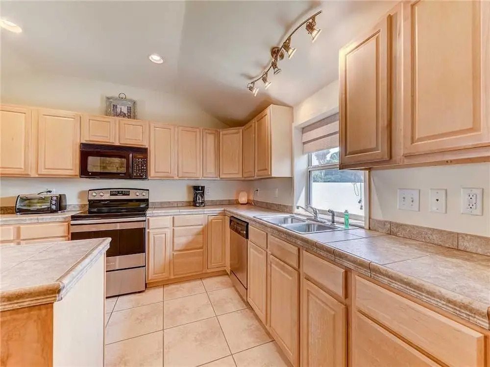 Anastasia Cottage, 2 Bedrooms, Walk to Beach, Sleep 4