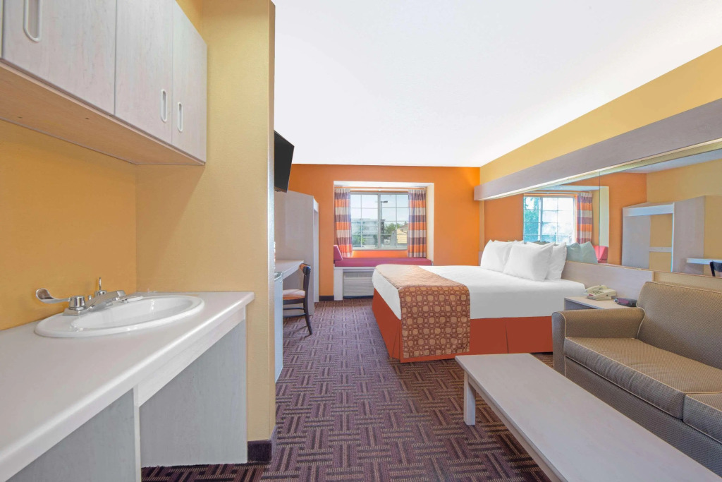 Longhorn Inn & Suites