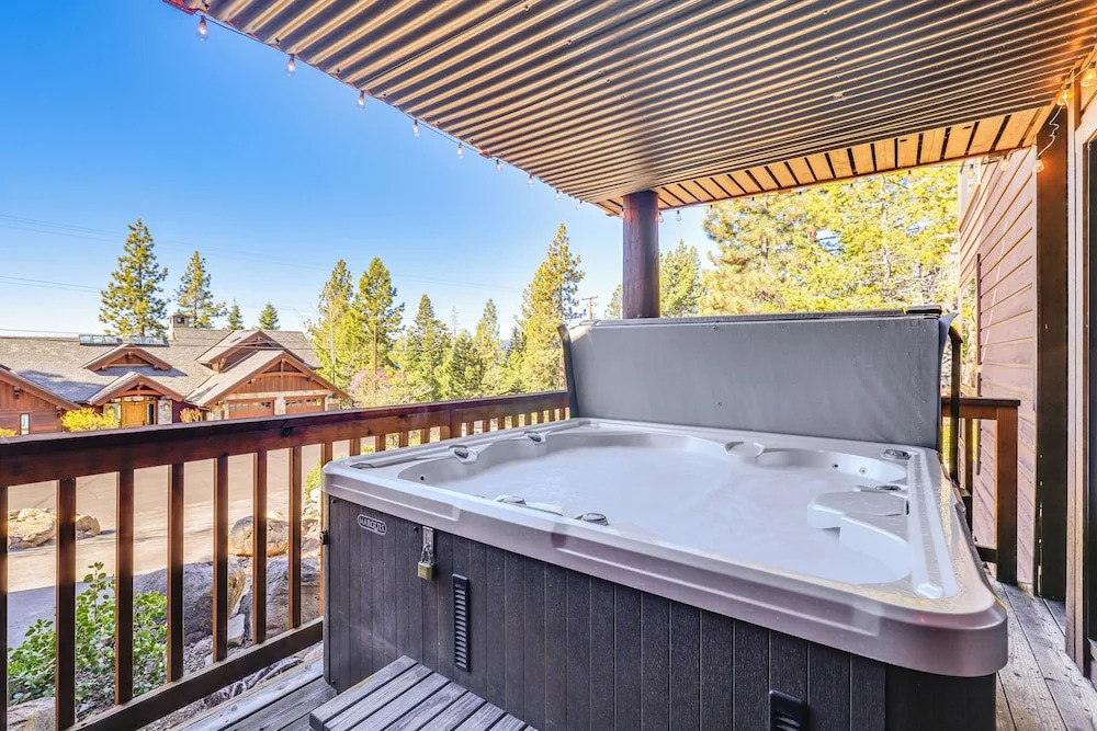 1 Mi to Lake Tahoe: Home w/ Hot Tub & Decks