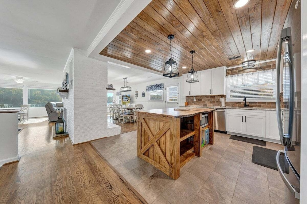 Paradise Point - Lakefront Home With Private Dock!