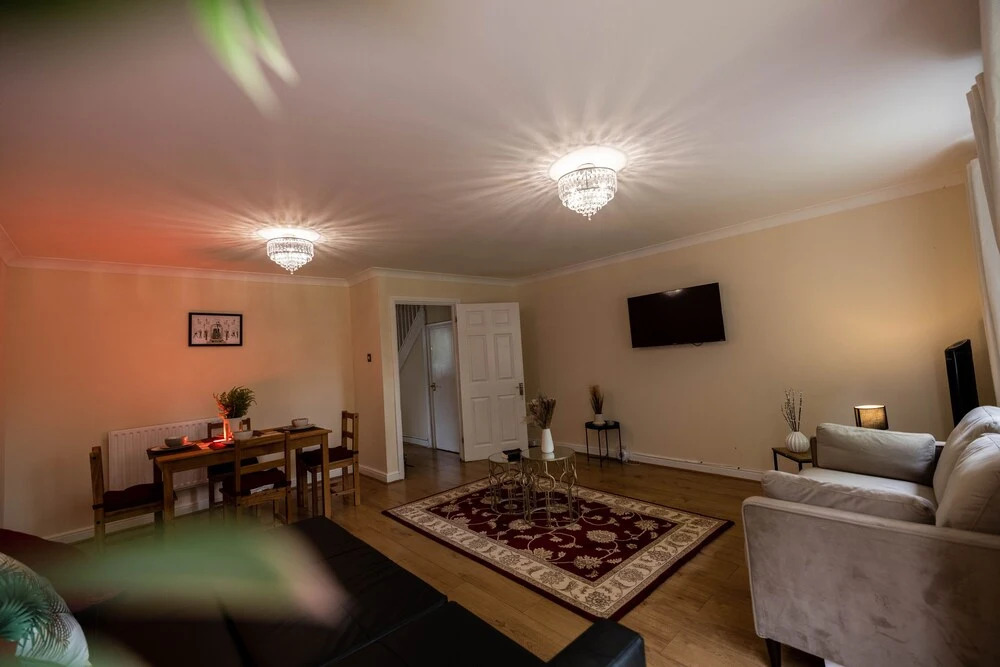 Sleeps8-kingbeds-sofabed-garden-aircon-freeparking