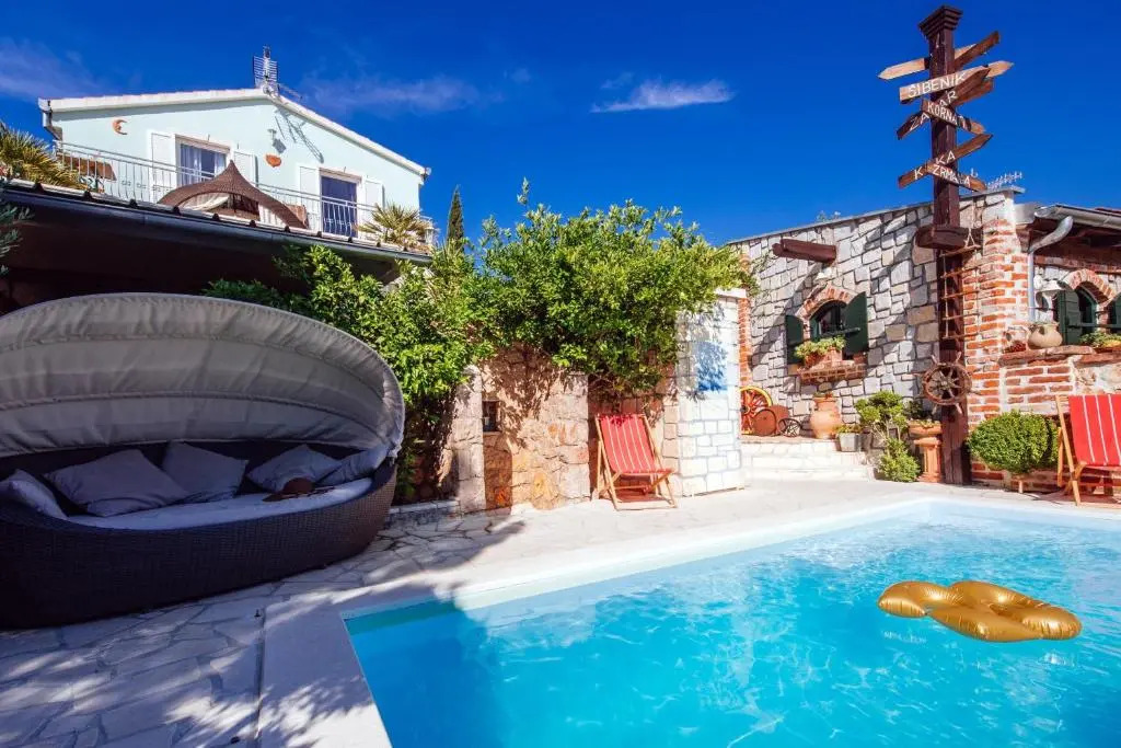 Poolicluded Holiday House Halic