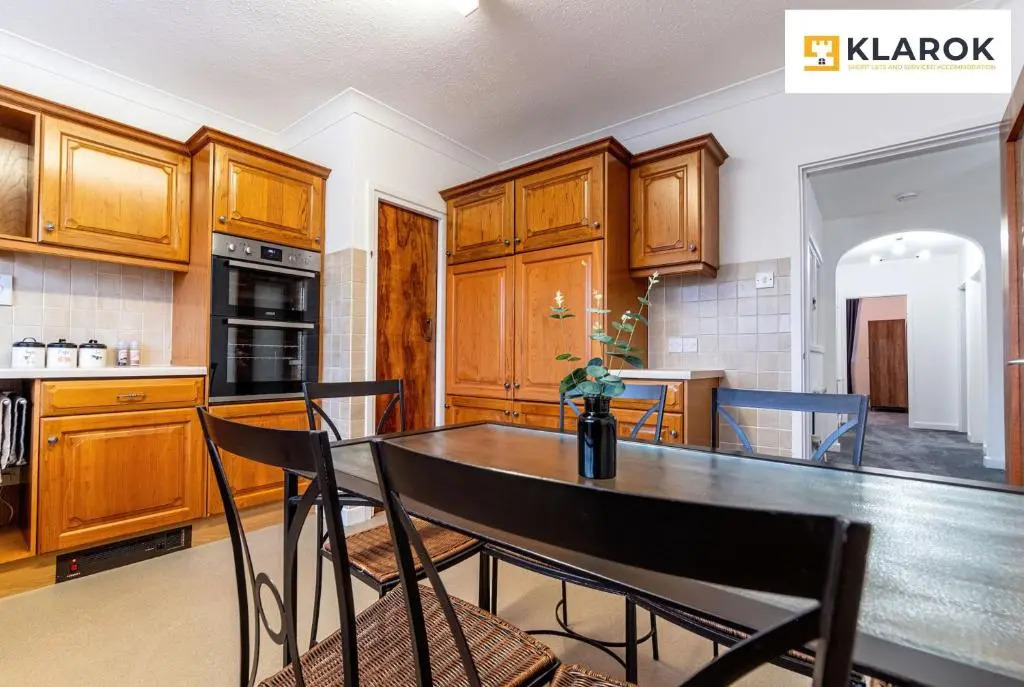 LONG STAYS 25pct OFF - Spacious 3 Bed with Parking & Keyless Access By Klarok Short Lets & Serviced Accommodation