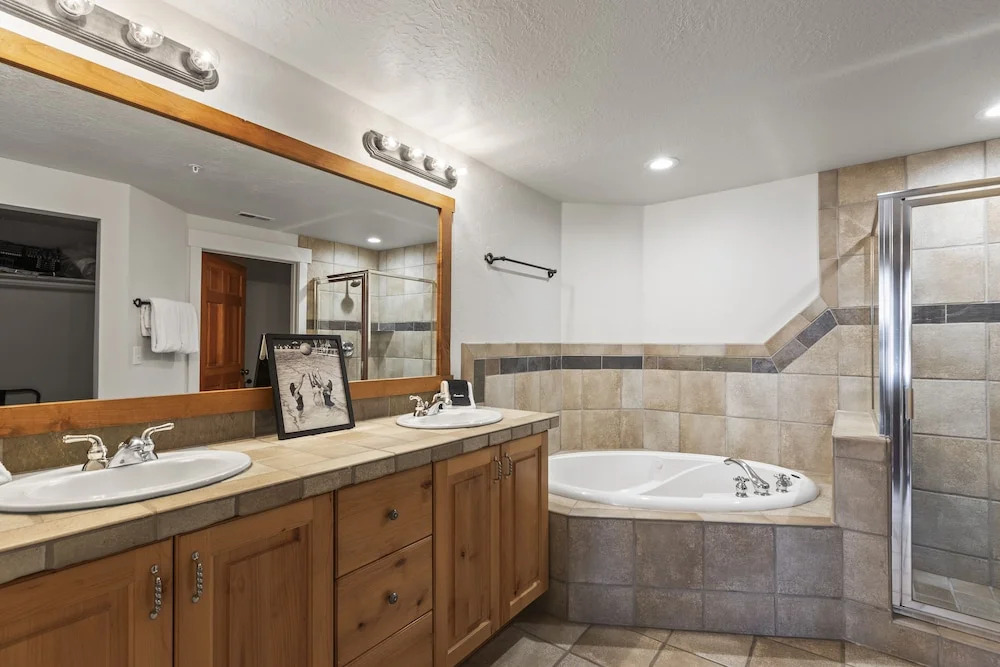 Town Pointe B205 3 Bedroom Condo by RedAwning