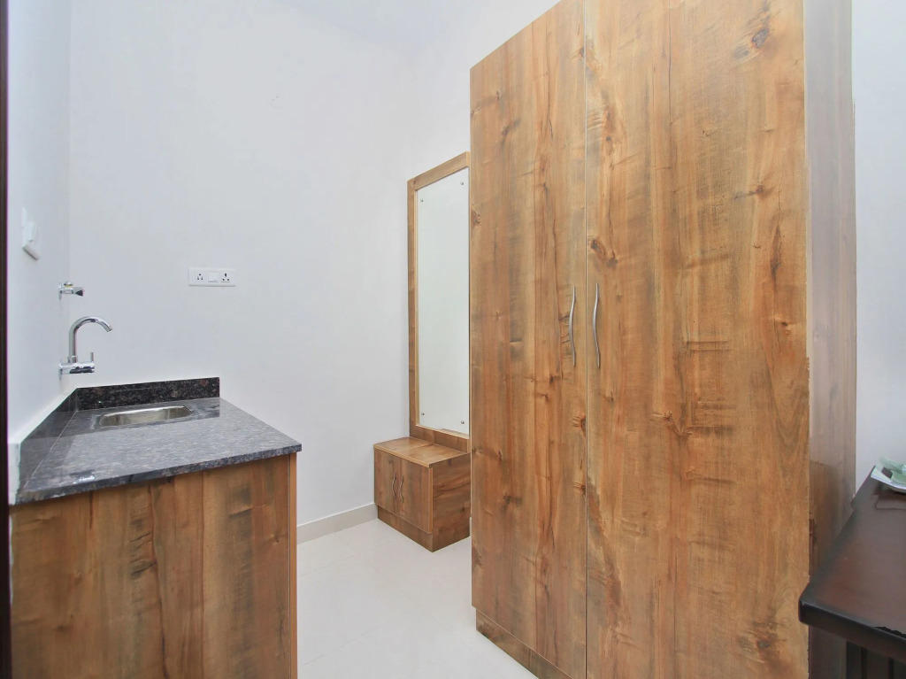 OYO 12033 Hotel Royal Residence