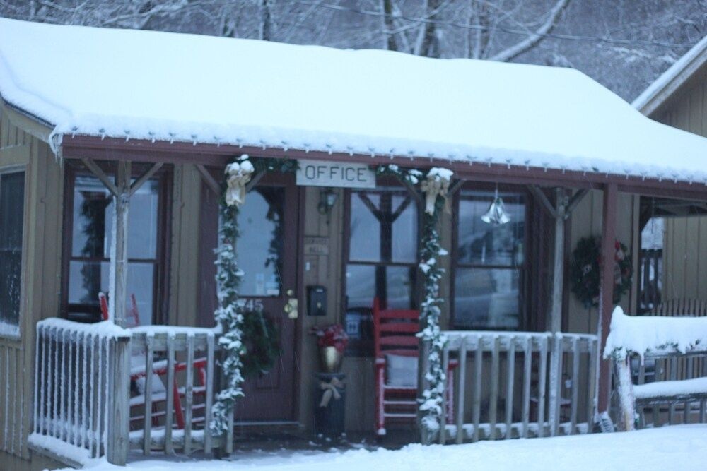 The Evening Shade River Lodge and Cabins