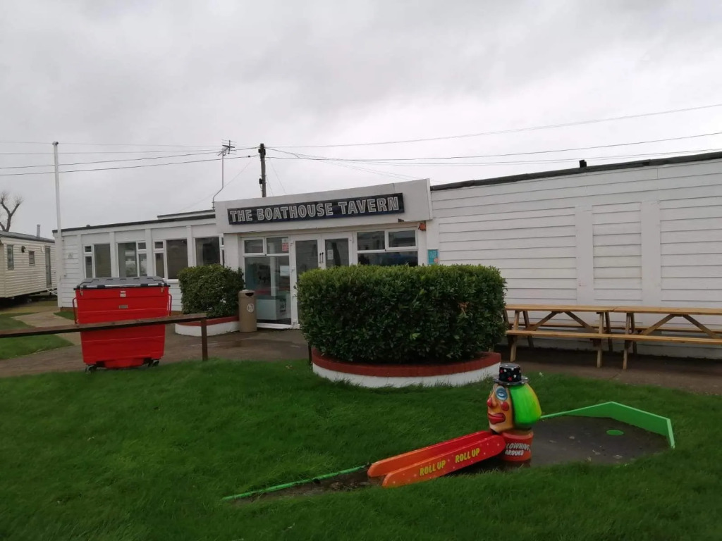 Caravan - Sleeps 8 - Pets Ok - Parking - Site Pool