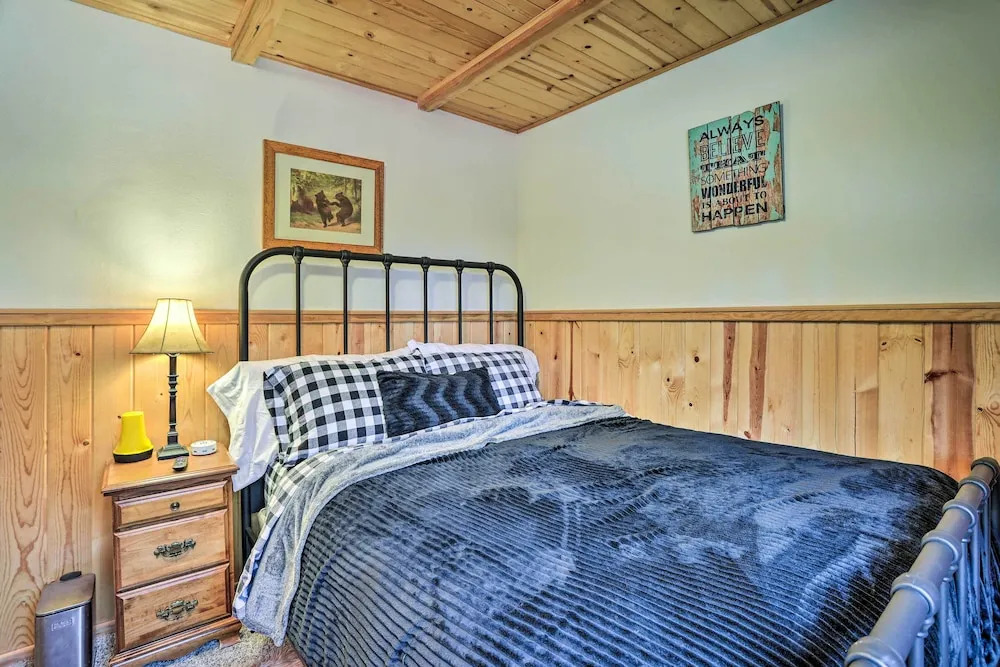 Charming Big Bear Cabin w/ Gas Grill
