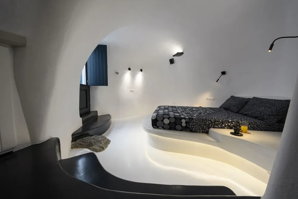 The Luna Cavern 2 with Hot Tub White