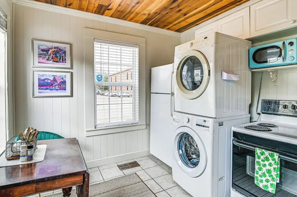 Charming Abode ~ 2 Mi to Mississippi State Campus!