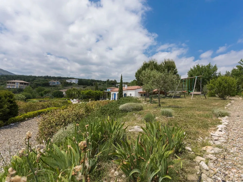 Modern villa in Camplong with private pool