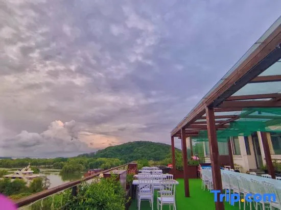 Wutong Banshan Hostel