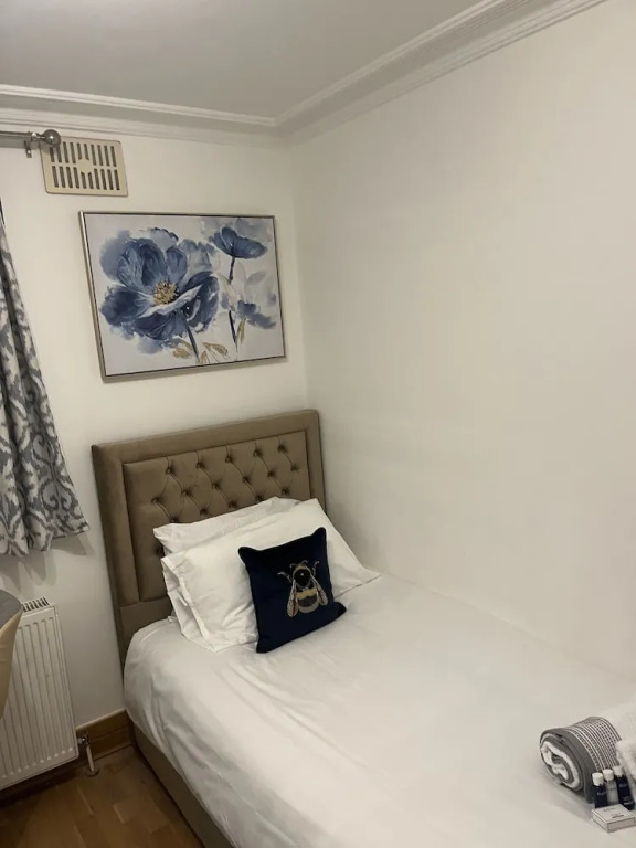 TJ Homes - Double room with Single Bed - 3 Min to Tube station - London