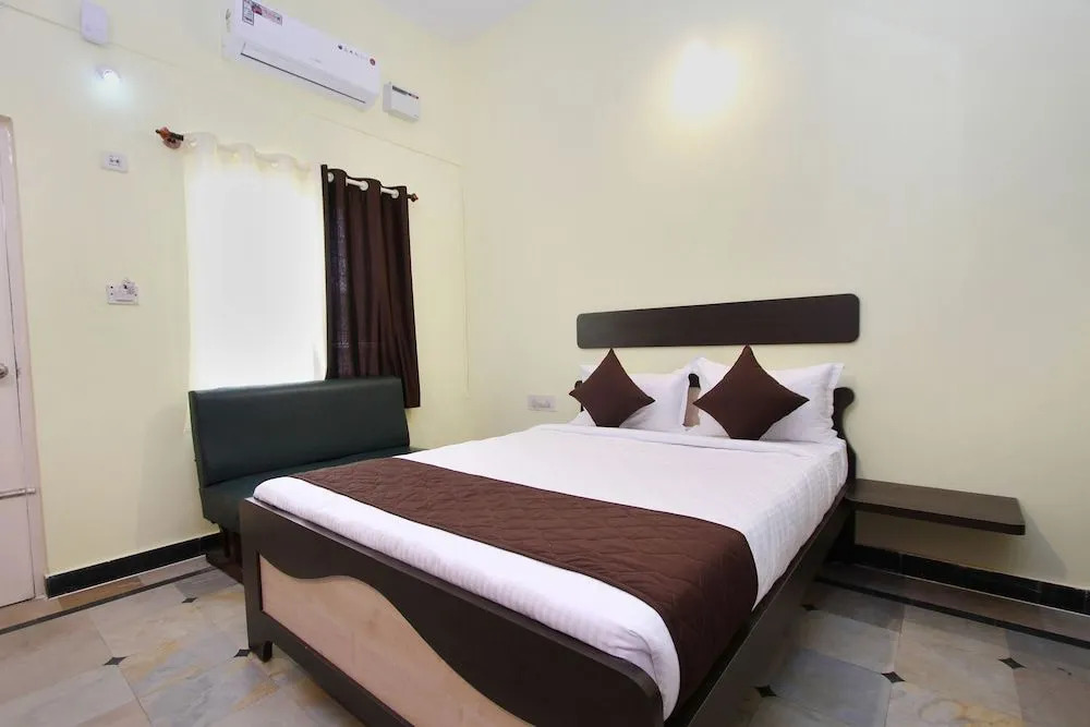 OYO 9060 Sri Sai Guest Inn