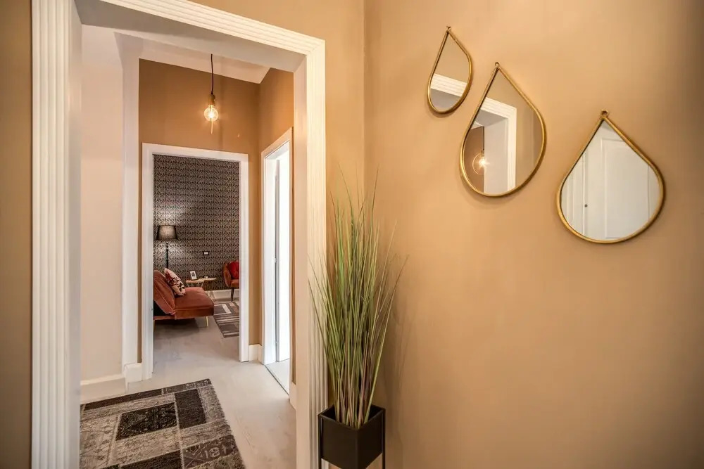 AwesHome White Mirror Apartment&Terrace
