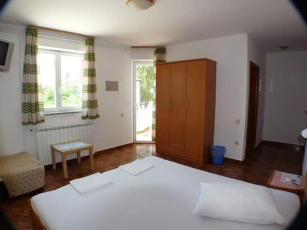 Hotel Hilde Yellow House