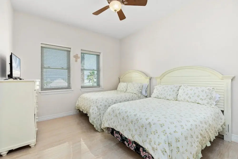Kar - Private House Just Steps From Beach Access 4 Bedroom Home by RedAwning