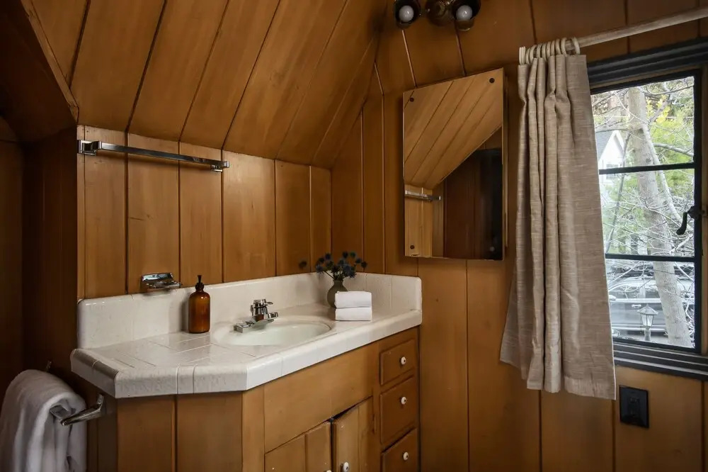 Holiday Lake Cabin by AvantStay