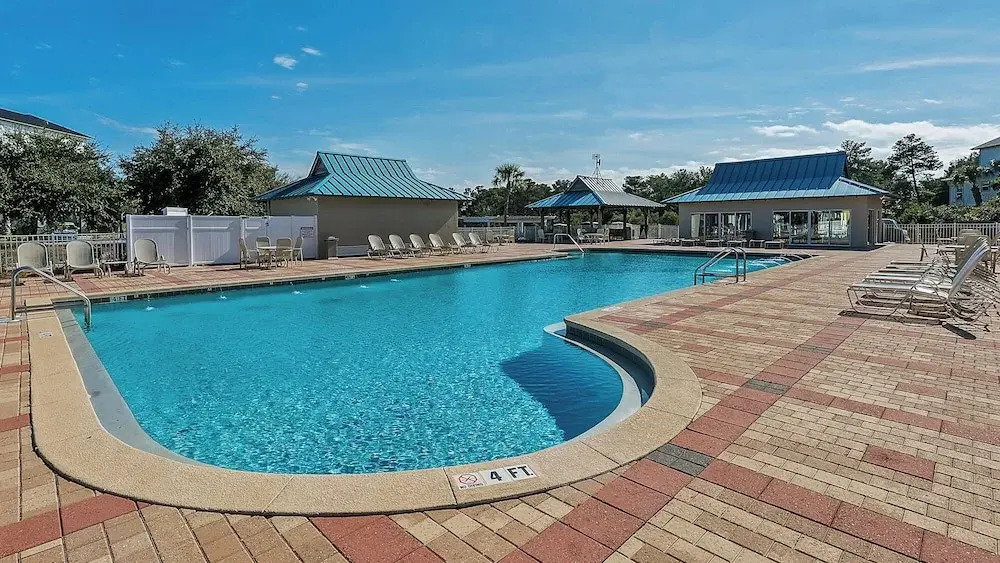 Pool, Fitness Center & Central Location