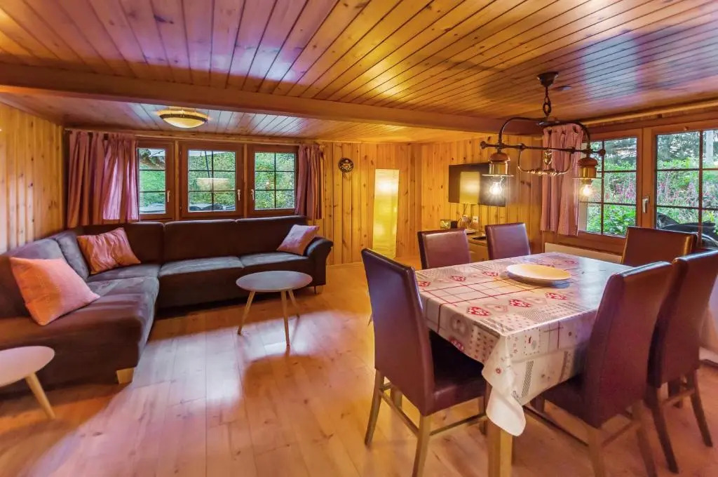 Charming Little Chalet for 6 People & Free Ski Lockers