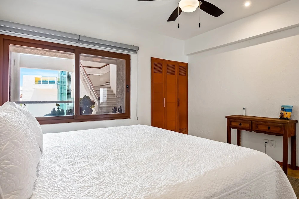 Beachfront 4th-floor Condo With Views, Outdoor Pool, Balcony, W/D & Central AC