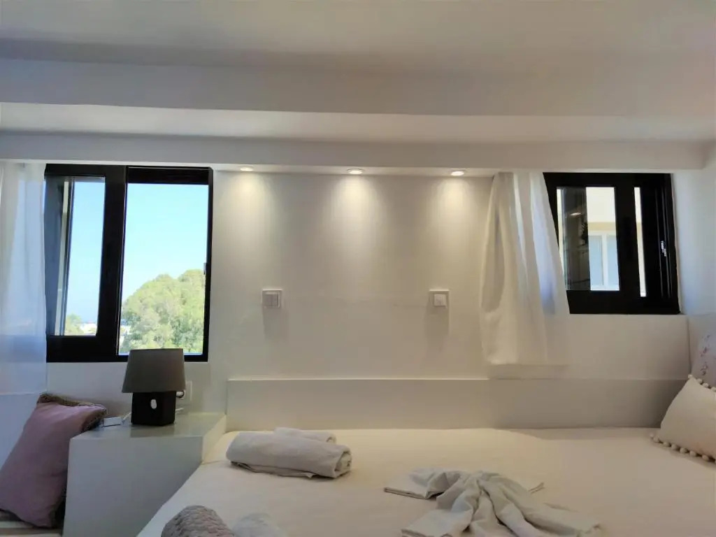 7. Luxurious sea view rooftop suite in the center!