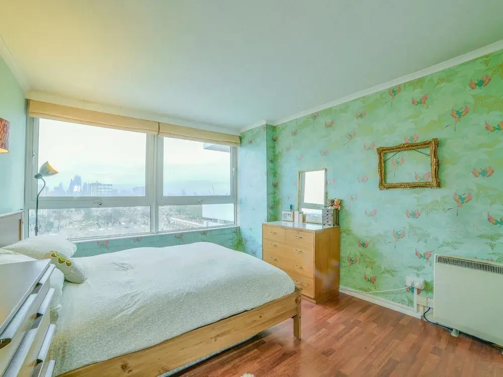 1 BR Limehouse Flat With Stunning Views of London!
