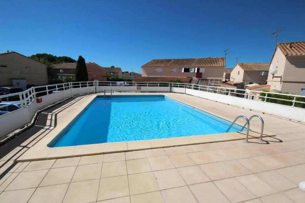 Villa 4 couchages terrasse parking dans résidence sécurisée piscine commune 250m de la mer LRSUNO5