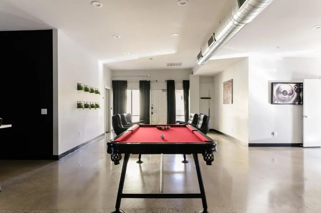Luna Stellar by AvantStay Modern Artists Loft Buyout w 10 BRs Patio Billiards
