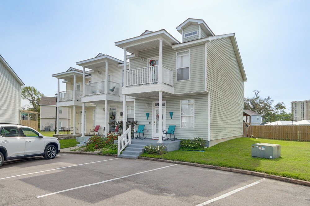 Stroll to Beach! 3BR Gulfport Escape, Pool Access