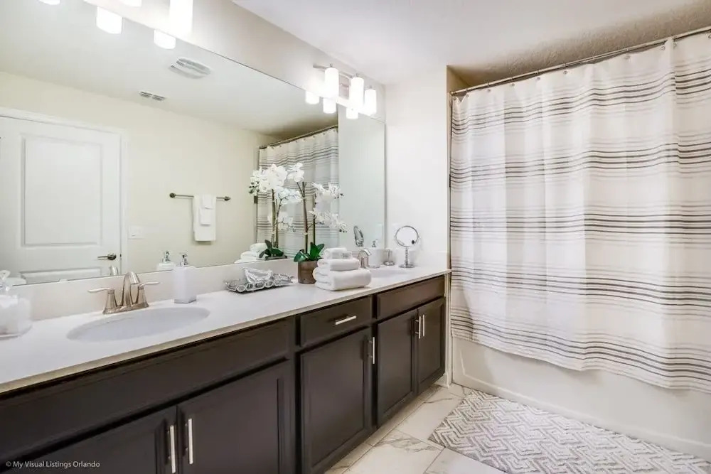 5 Bed Storey Lake Beautiful Townhome! 5 Bedroom Townhouse by RedAwning