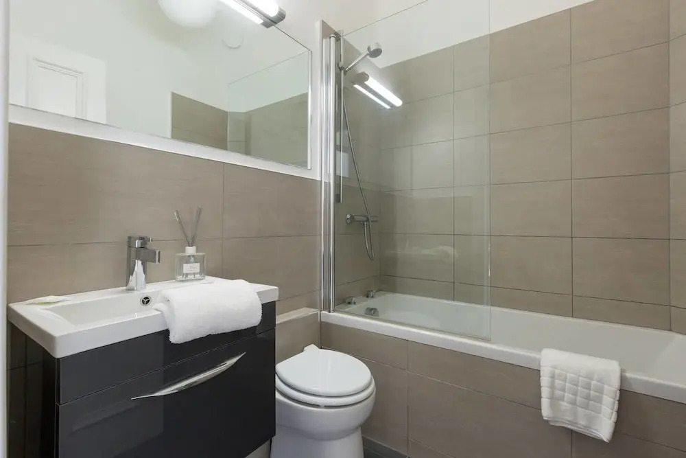 Lovely New Town 2 Bedroom Flat With Fireplace