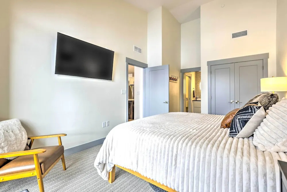 Condo w/ Mountain Views in Heart of Downtown!